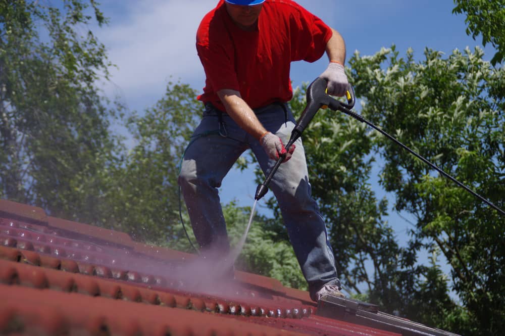Appliquer une solution hydrofuge sur votre toiture