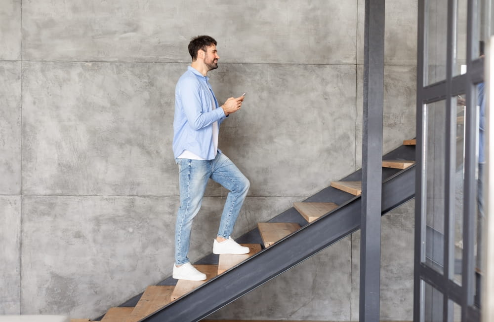 homme sur passerelle metallique