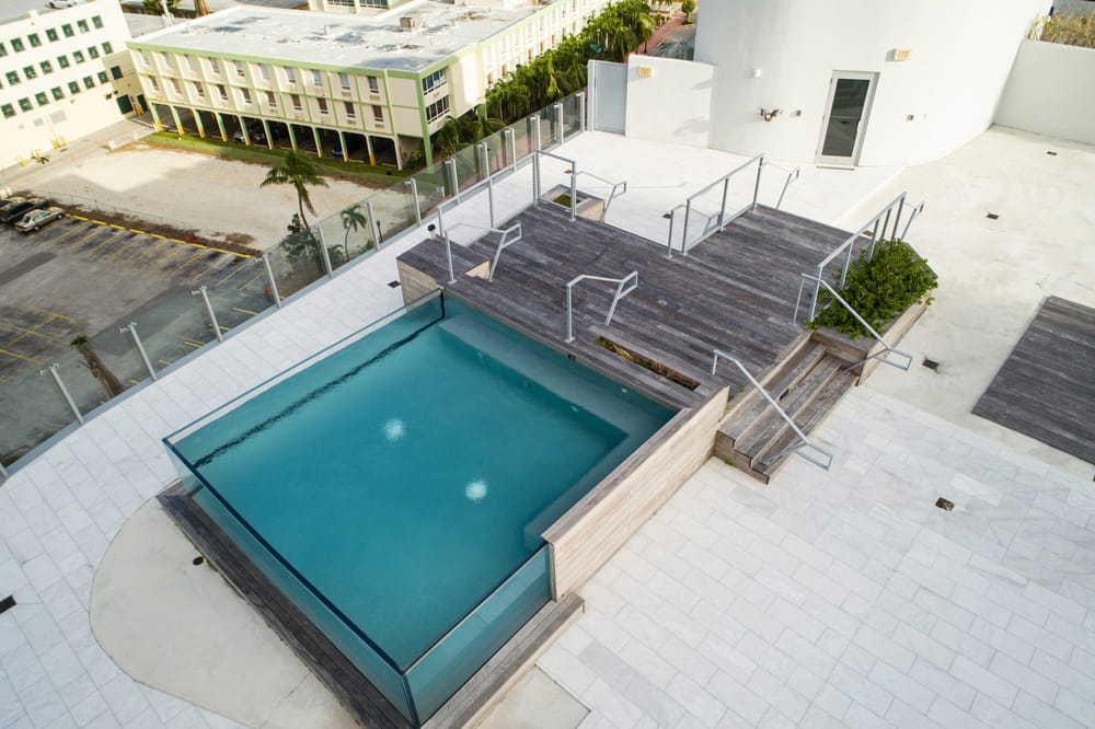 piscine avec parois en verre